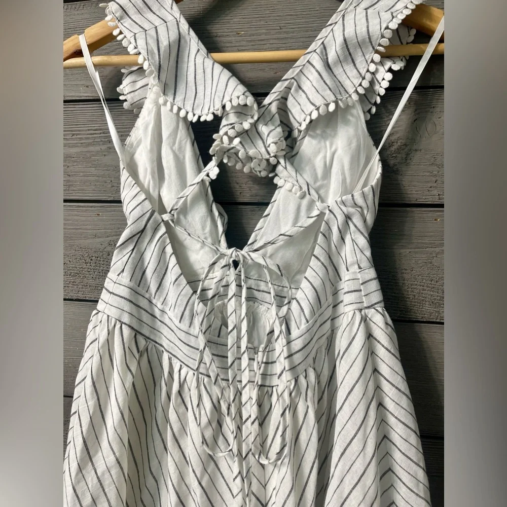 Selfie Leslie White Linen Striped Shorts Romper Criss Cross Back Sz M Summer - Picture 11 of 15